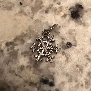 Pandora Winter Kiss Charm